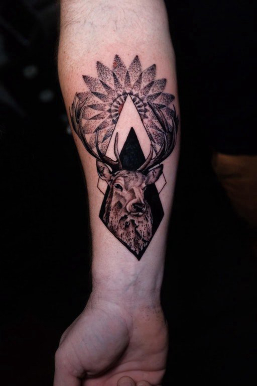点击大图看下一张：手臂纹身图片 男生手臂上梵花和鹿纹身图片