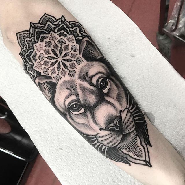 点击大图看下一张：手臂纹身图片 男生手臂上梵花和狮子纹身图片