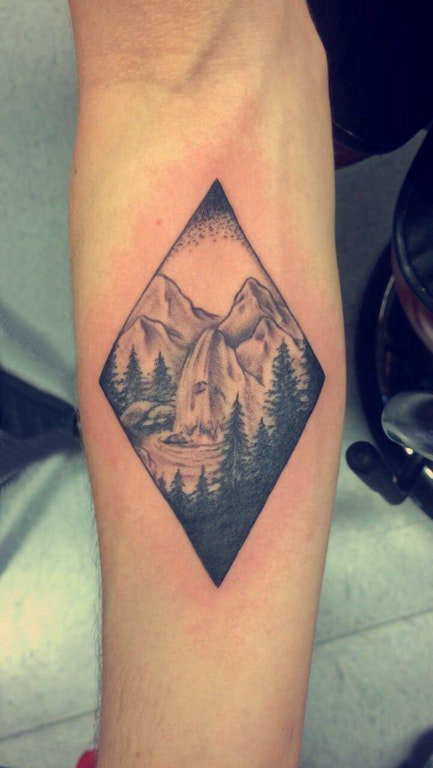 点击大图看下一张：手臂纹身图片 男生手臂上黑色的山水风景纹身图片