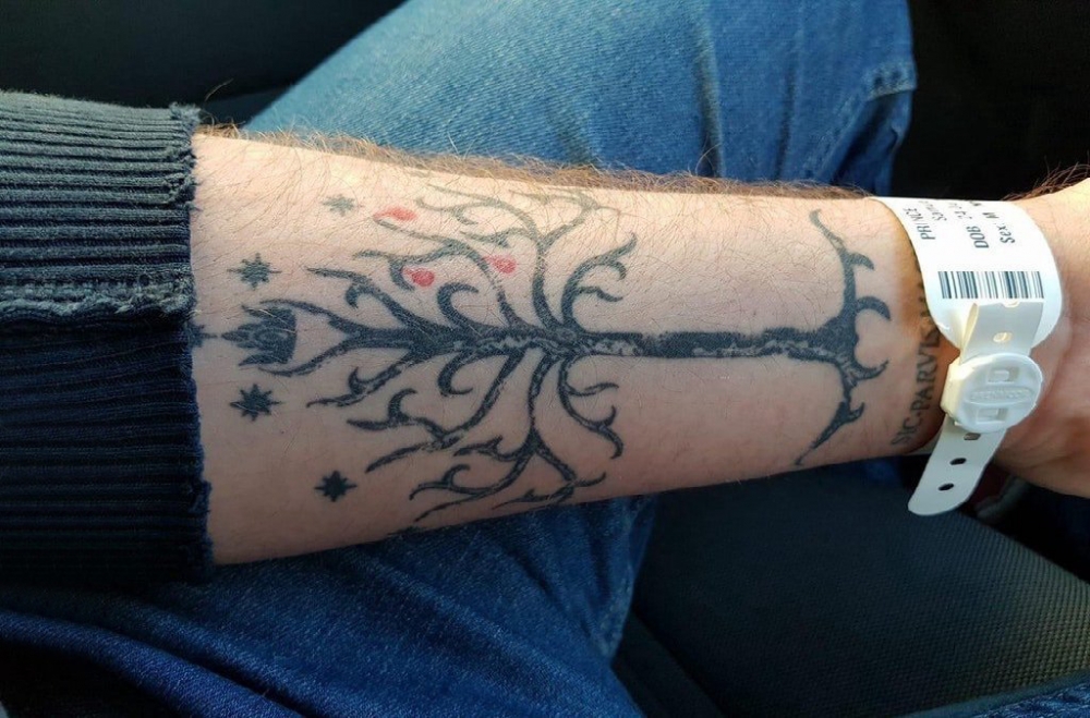 点击大图看下一张：手部树木纹身  男生手臂上黑色的手部树木纹身图片