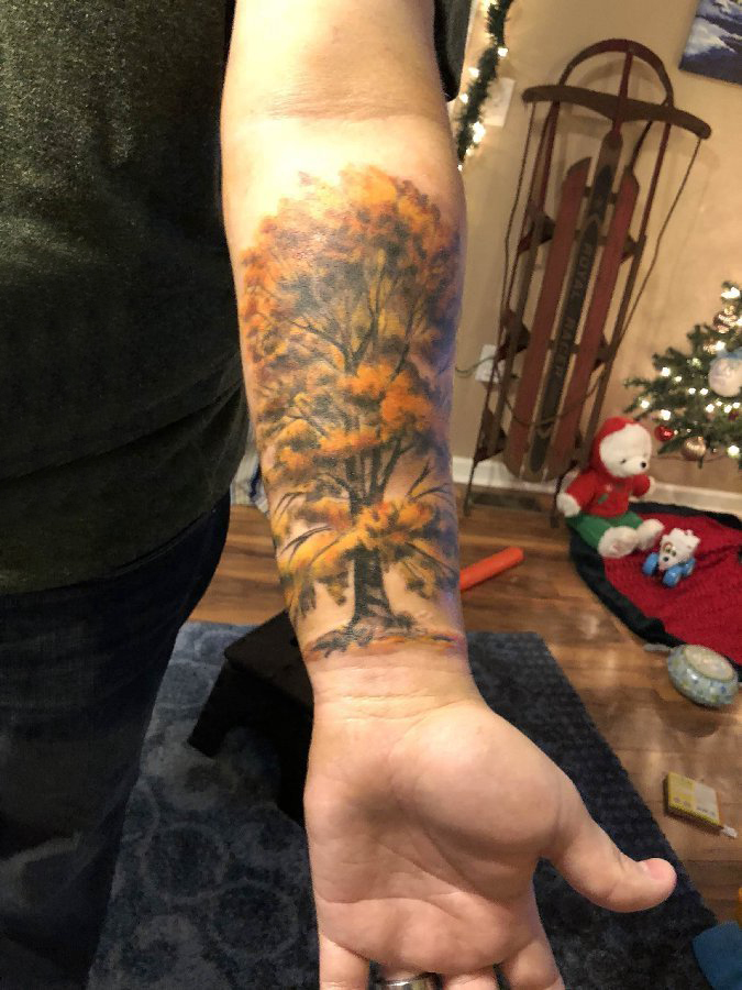 点击大图看下一张：手部树木纹身 男生手臂上彩色的大树纹身图片