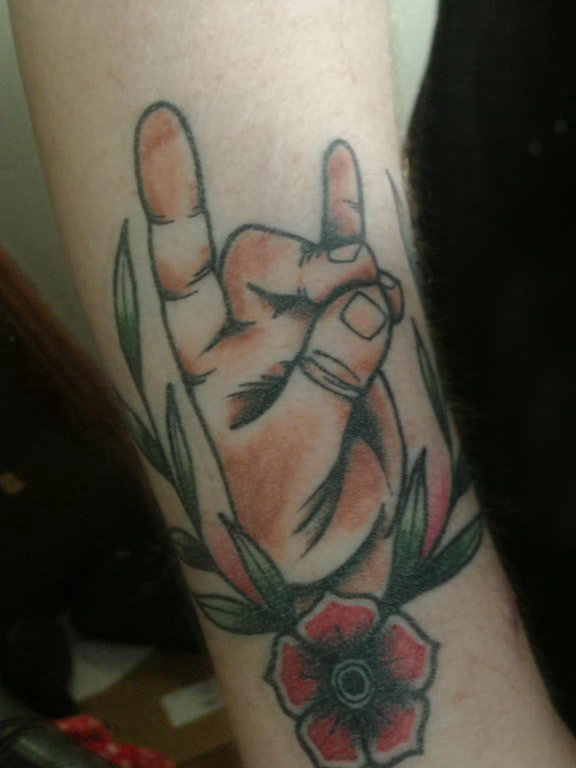 点击大图看下一张：手势纹身图案 男生手臂上花朵和手势纹身图片