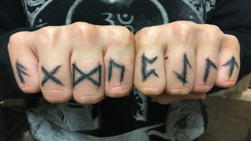 点击大图看下一张：手指字母纹身 男生手指上创意的字母纹身图片