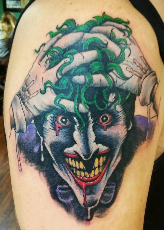 点击大图看下一张：双大臂纹身 男生大臂上彩色的小丑纹身图片