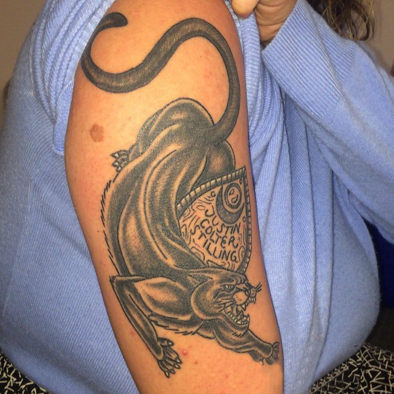 点击大图看下一张：双大臂纹身 女生大臂上盾牌和豹子纹身图片