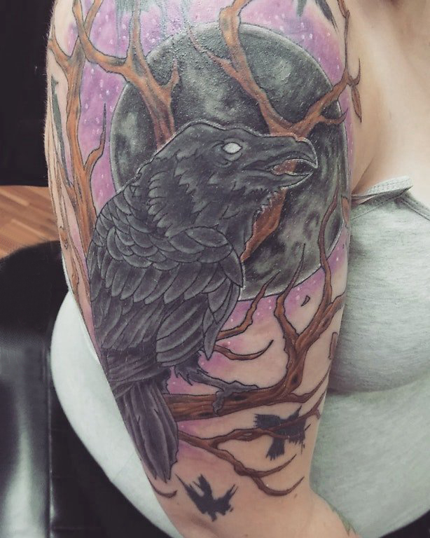 点击大图看下一张：双大臂纹身 女生大臂上树枝和乌鸦纹身图片