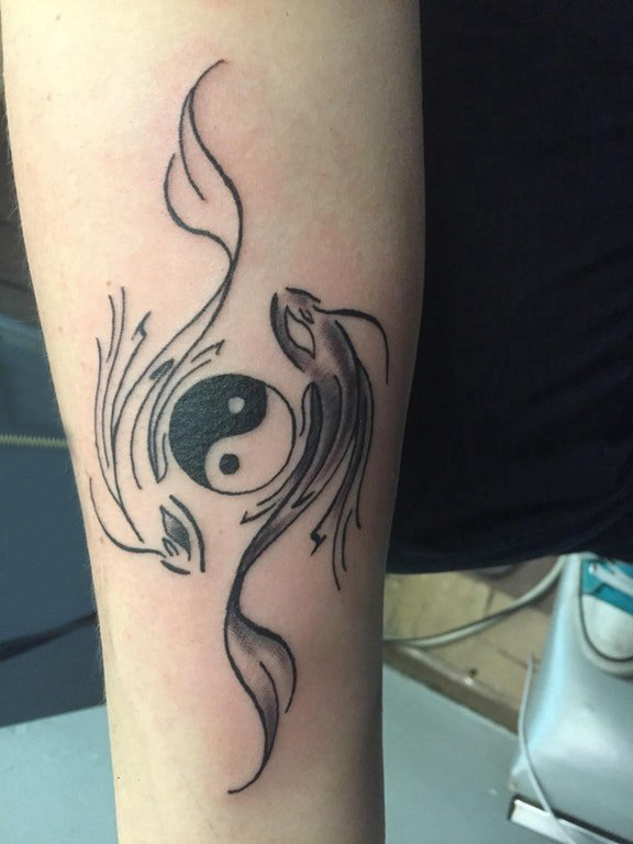 点击大图看下一张：太极阴阳鱼纹身 女生手臂上黑色的太极阴阳鱼纹身图片