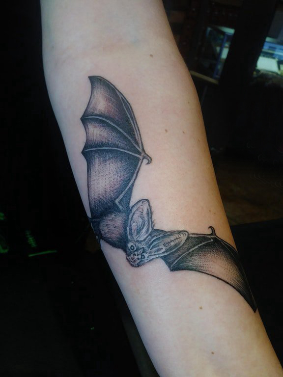 点击大图看下一张：纹身蝙蝠 男生手臂上黑色的蝙蝠纹身图片