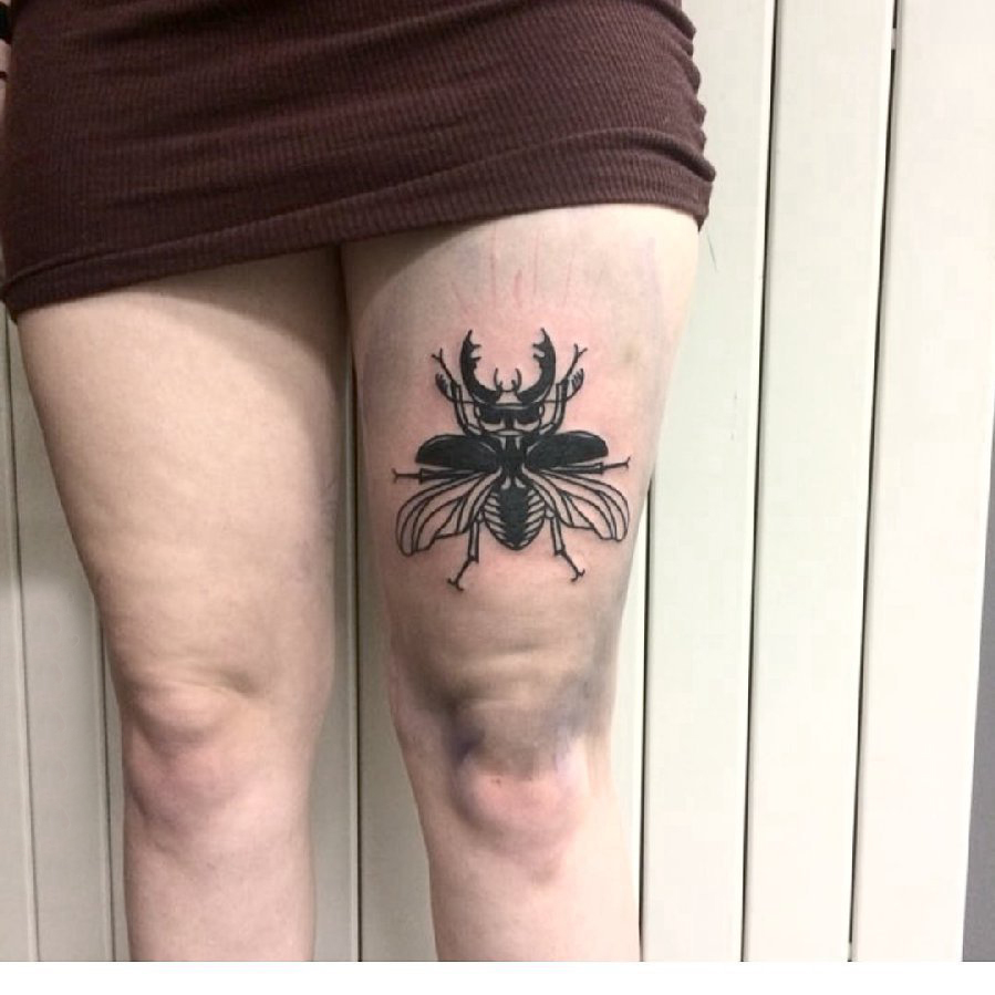 点击大图看下一张：纹身虫 女生大腿上黑灰纹身图片