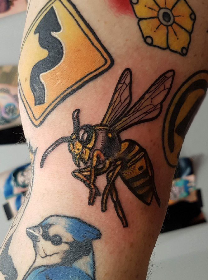 点击大图看下一张：百乐动物纹身 男生手臂上彩色的蜜蜂纹身图片