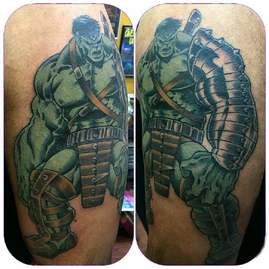 点击大图看下一张：大腿纹身男 男生大腿上彩色的绿巨人纹身图片