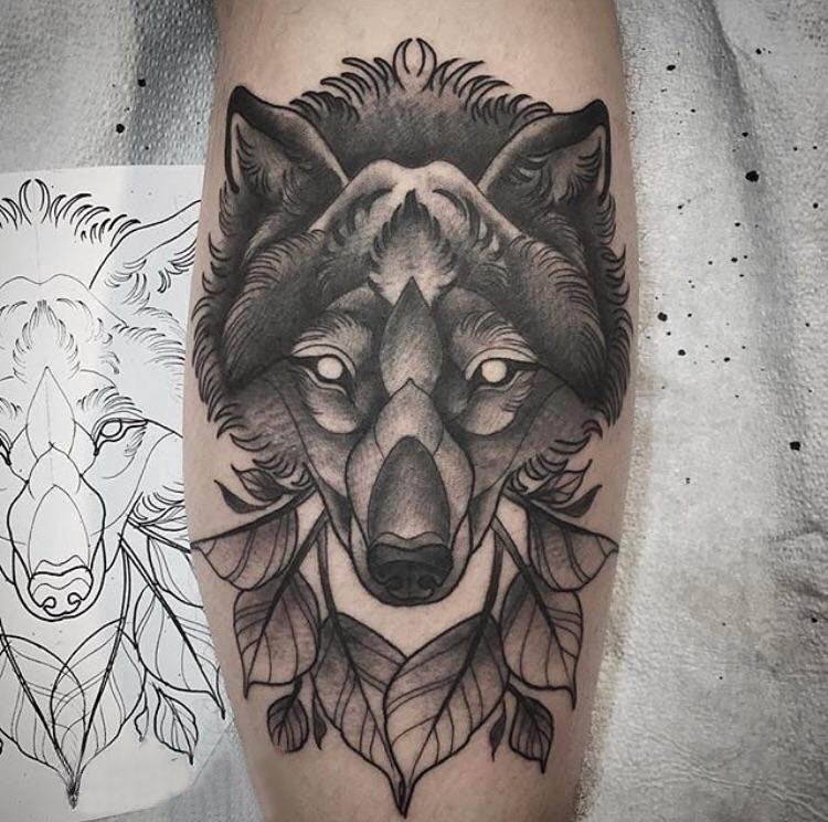 点击大图看下一张：滴血狼头纹身 男生小腿上叶子和狼头纹身图片