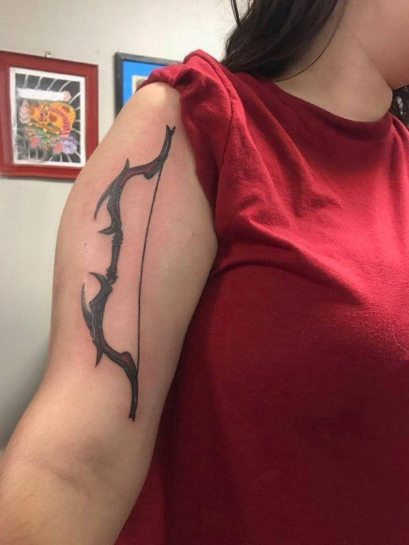 点击大图看下一张：弓箭纹身图案  女生手臂上黑色的弓箭纹身图片