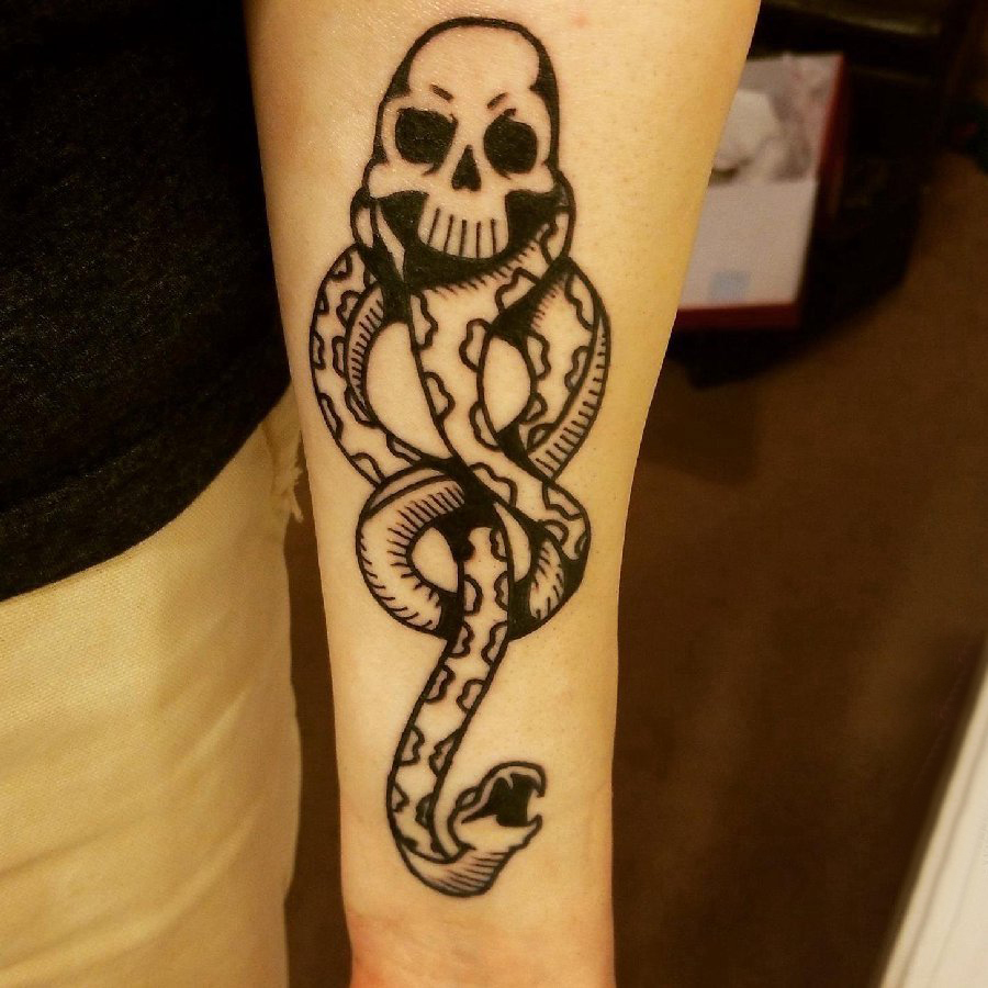 点击大图看下一张：骷髅和蛇纹身图案  女生手臂上骷髅和蛇纹身图片