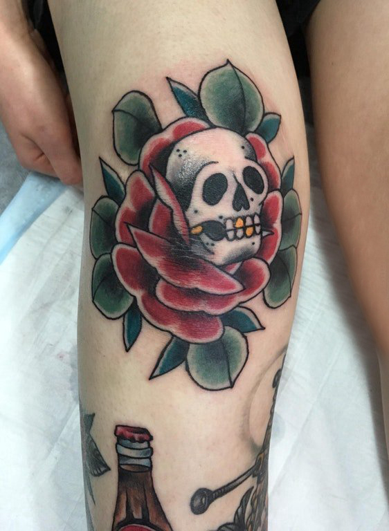 点击大图看下一张：玫瑰纹身 女生膝盖上玫瑰纹身图片