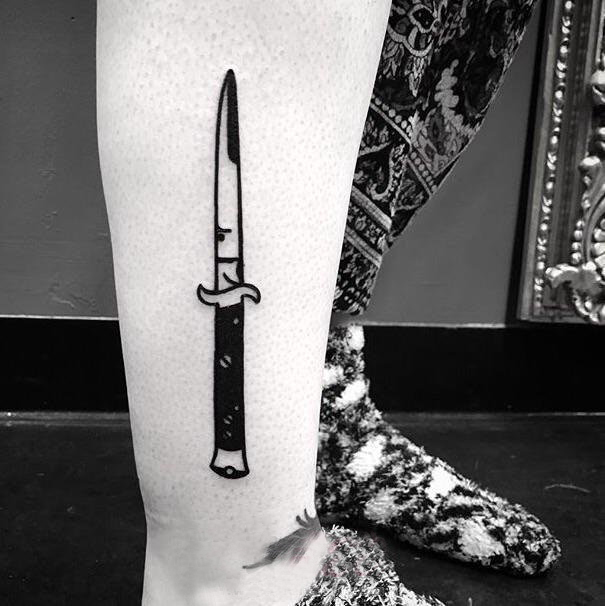 点击大图看下一张：欧美小腿纹身 女生小腿上黑色的匕首纹身图片