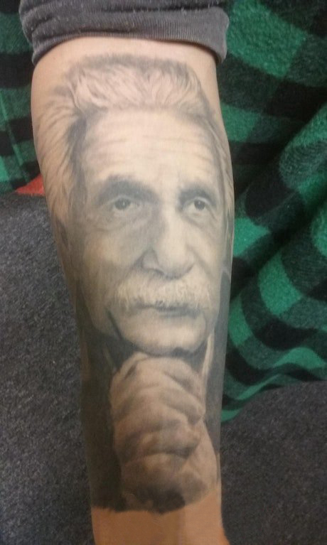 点击大图看下一张：人物肖像纹身 男生手臂上黑色的爱因斯坦纹身图片