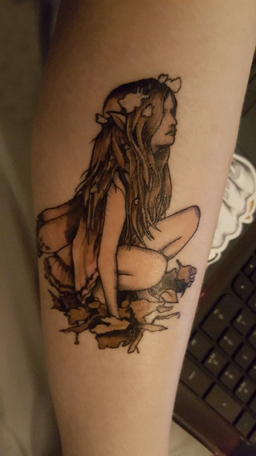 点击大图看下一张：手臂纹身图片 女生手臂上植物和人物纹身图片