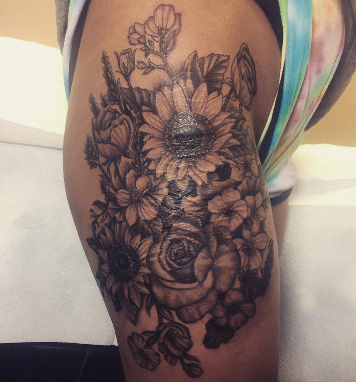 点击大图看下一张：臀部纹身 女生臀部黑色的花卉纹身图片