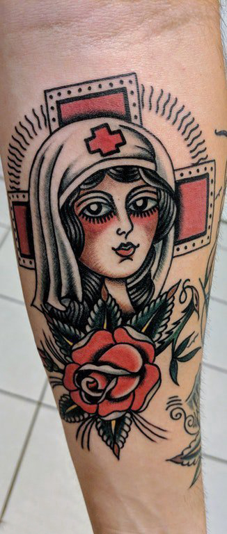 点击大图看下一张：外国医生纹身  男生手臂上彩色的外国医生纹身图片