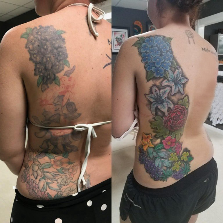 点击大图看下一张：纹身覆盖 女生后背上彩色纹身花朵纹身图片