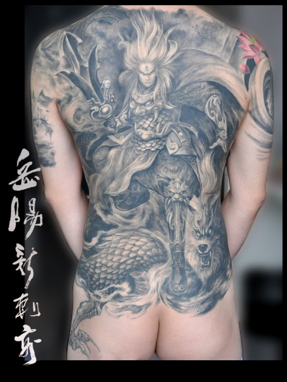点击大图看下一张：霸气个性的二郎神纹身图片