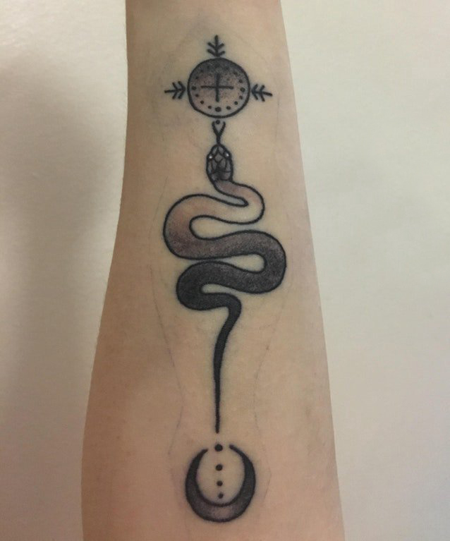 点击大图看下一张：纹身蛇魔 女生手臂上黑色的蛇纹身图片