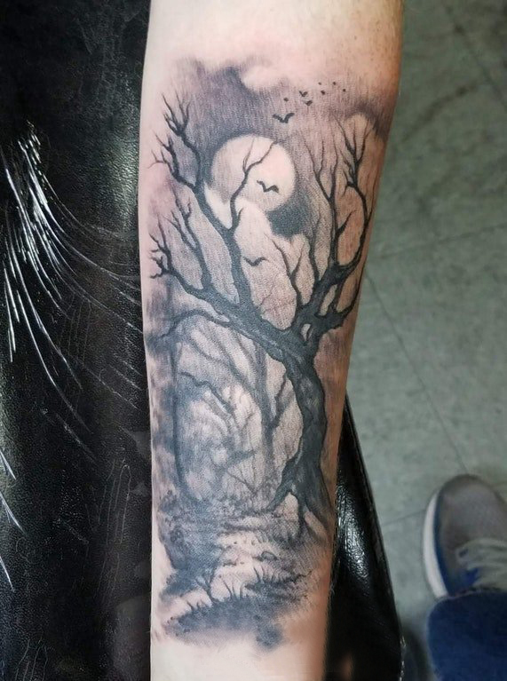 点击大图看下一张：纹身树和月亮纹身图案  女生手臂上树和月亮纹身图片