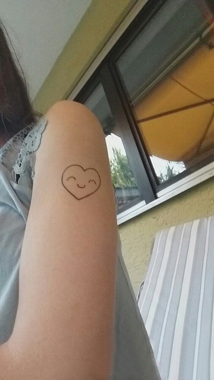 点击大图看下一张：纹身唯美爱心 女生手臂上黑色的爱心纹身图片