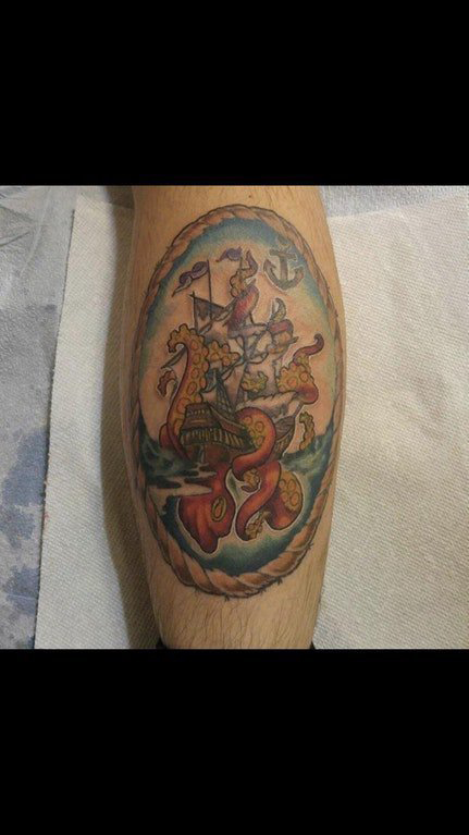 点击大图看下一张：纹身小帆船 男生小腿上帆船纹身图案