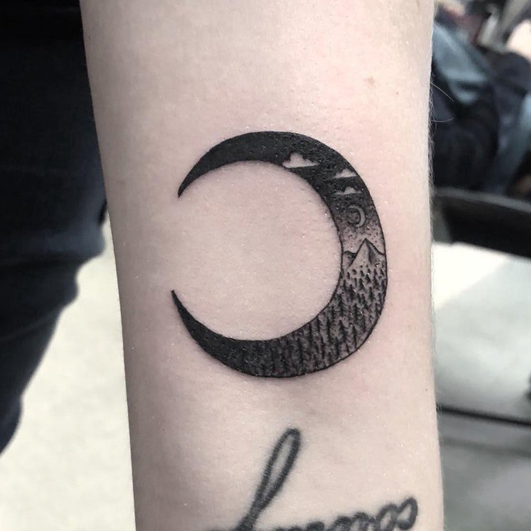 点击大图看下一张：纹身月亮 女生手臂上月亮纹身图片