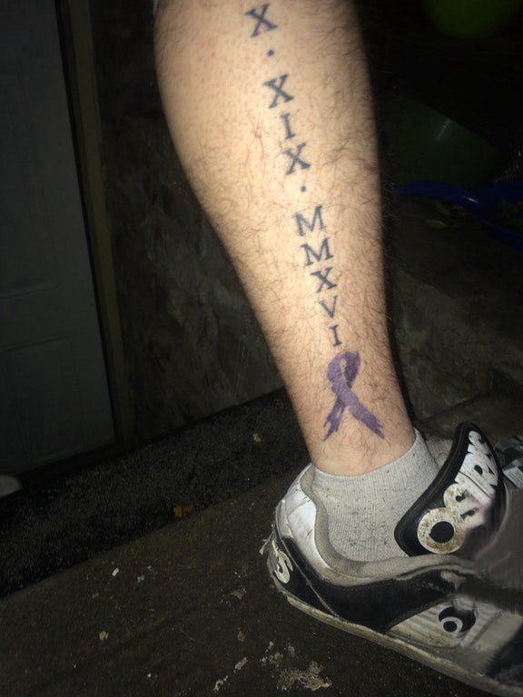 点击大图看下一张：纹身字母设计  男生小腿上黑色的字母纹身图片