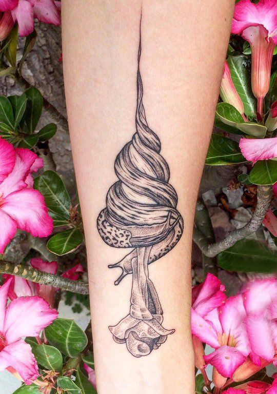 点击大图看下一张：蜗牛纹身图案  女生手臂上黑灰的蜗牛纹身图片