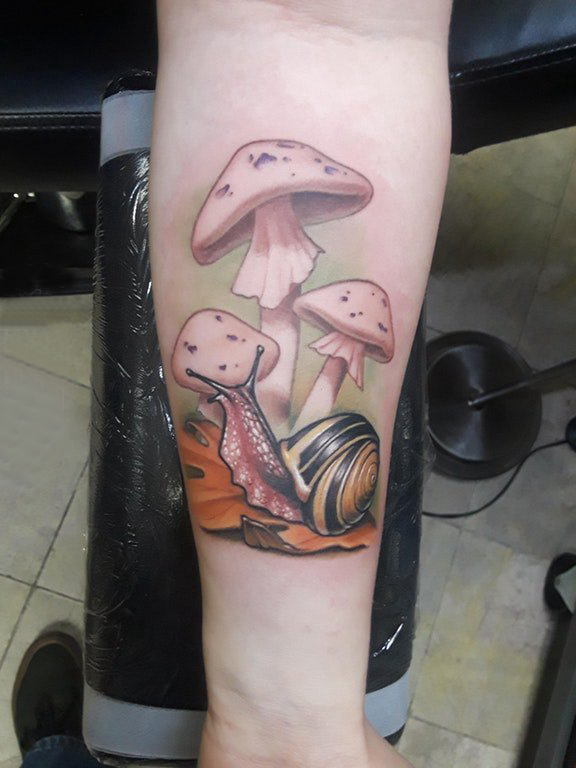 点击大图看下一张：蜗牛纹身图案 女生手臂上蜗牛纹身图案