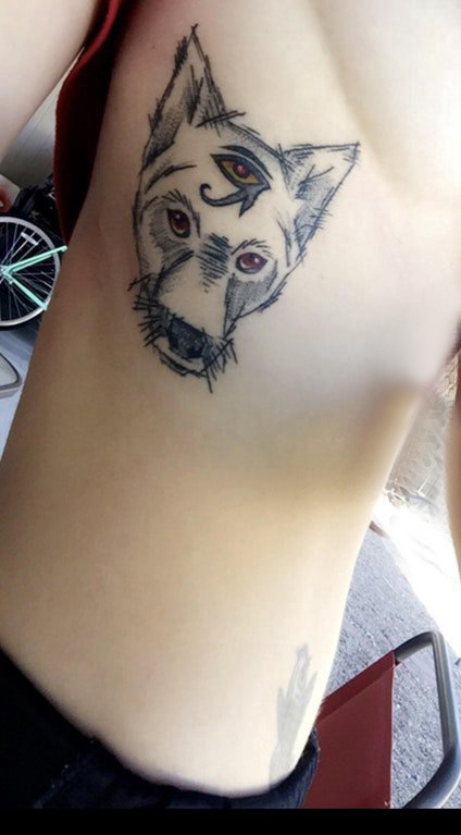 点击大图看下一张：小狗纹身  女生侧腰黑色的小狗纹身图片