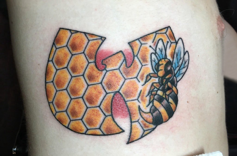 点击大图看下一张：小蜜蜂纹身  男生侧腰上小蜜蜂和蜂巢纹身图片