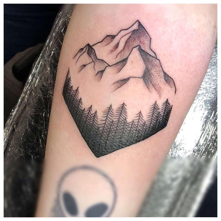 点击大图看下一张：小山峰纹身 女生手臂上黑色的山峰纹身图片