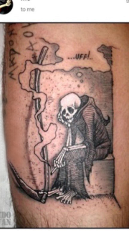 点击大图看下一张：小腿对称纹身 男生小腿上黑色的镰刀死神纹身图片