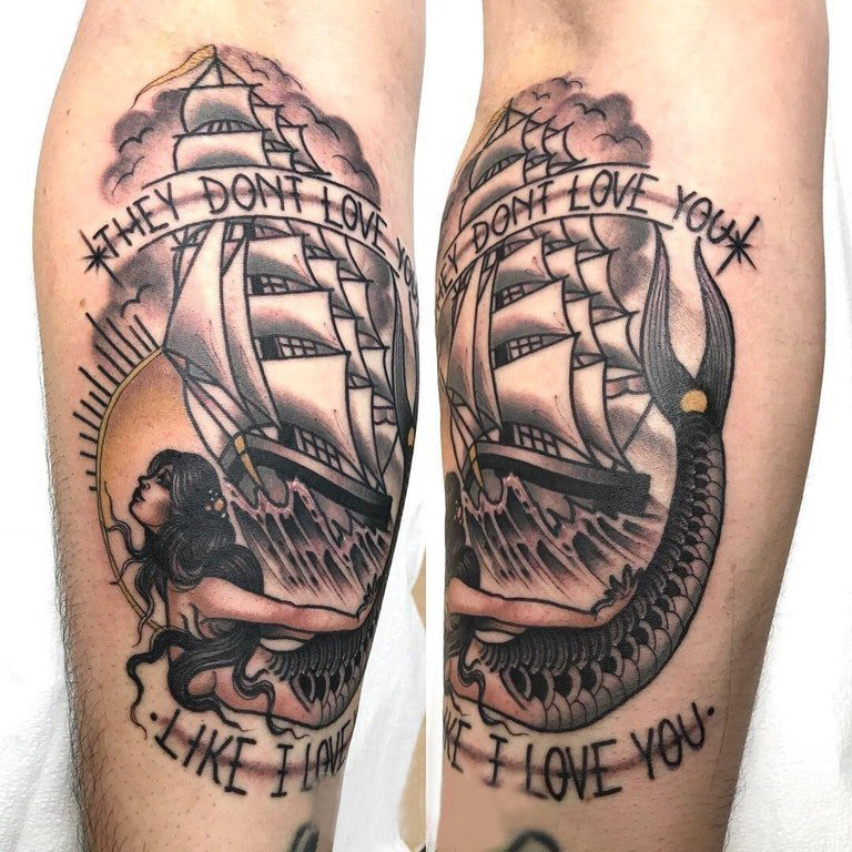 点击大图看下一张：小腿对称纹身 男生小腿上美人鱼和帆船纹身图片