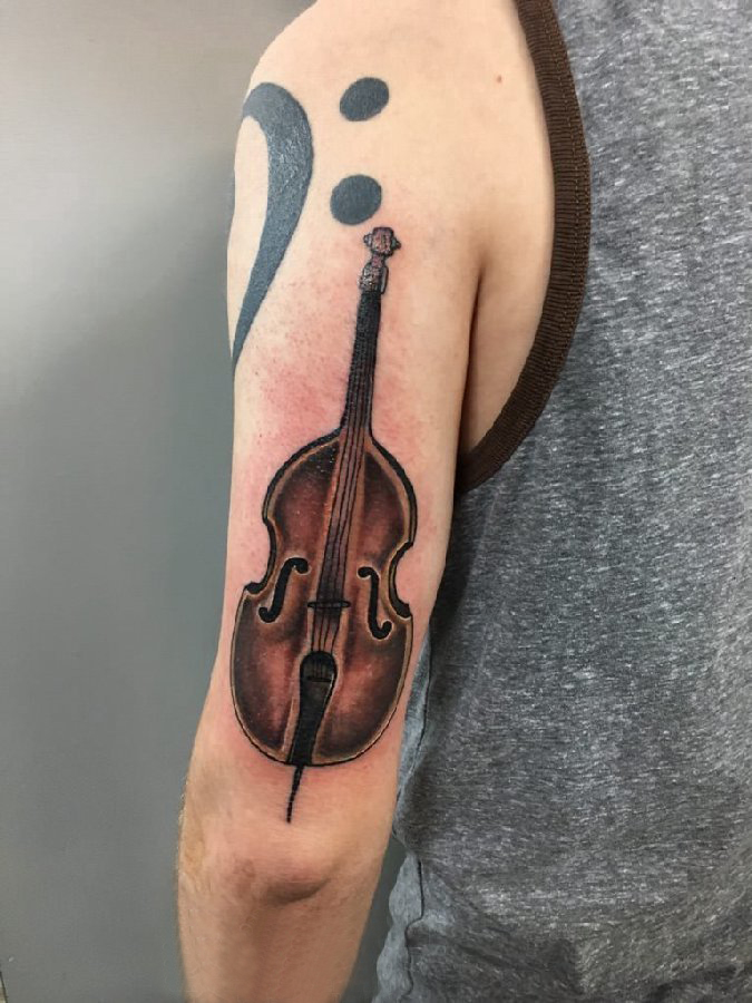 点击大图看下一张：大臂纹身图 男生大臂上彩色的小提琴纹身图片