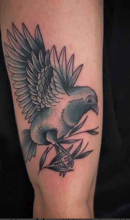 点击大图看下一张：大臂纹身图 男生大臂上植物和鸟纹身图片