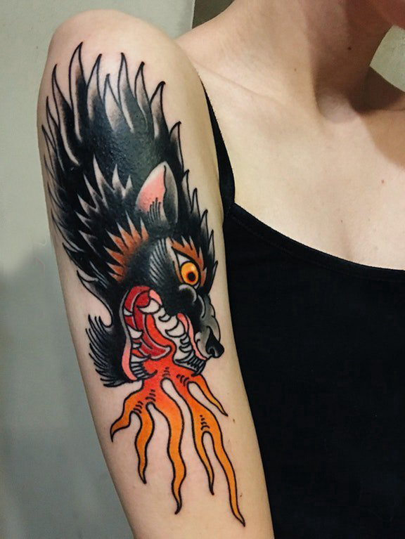 点击大图看下一张：大臂纹身图 女生大臂上彩色的狼头纹身图片