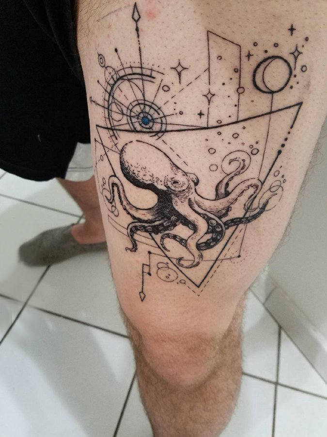 点击大图看下一张：黑色章鱼纹身 男生大腿上黑色章鱼纹身图片