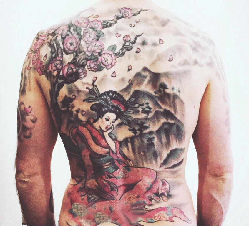 点击大图看下一张：后背纹身男 男生后背上大树和艺妓纹身图片
