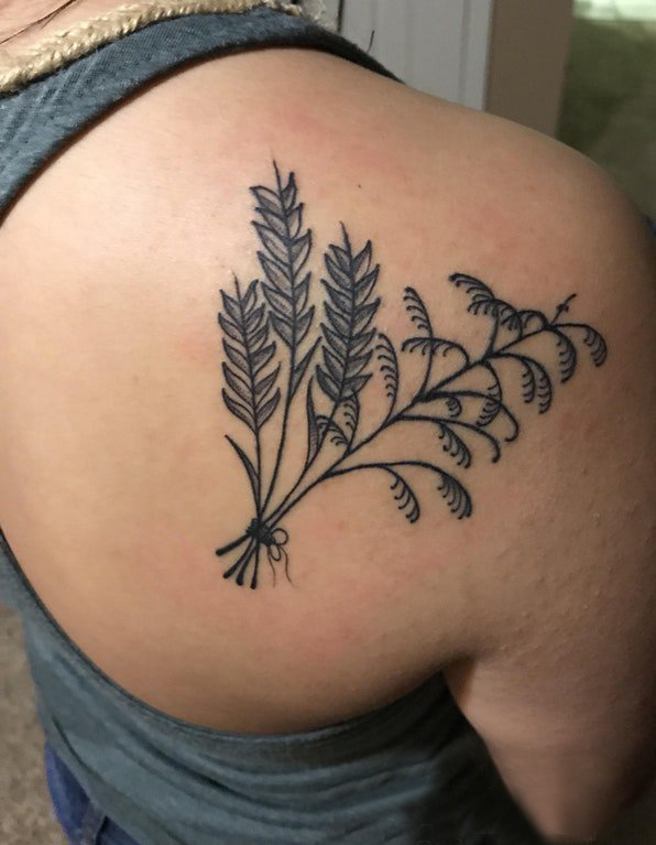 点击大图看下一张：后背纹身女 女生后背上黑色的植物纹身图片