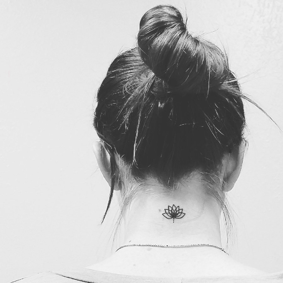 点击大图看下一张：后颈部纹身 女生颈部黑色的莲花纹身图片