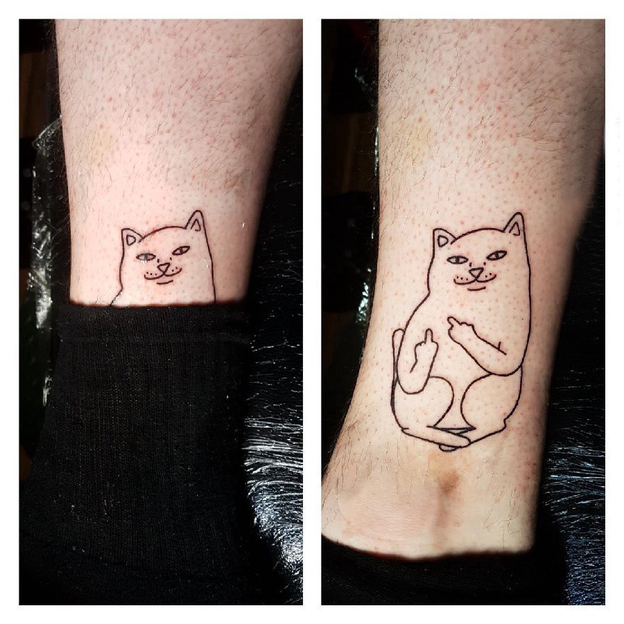 点击大图看下一张：极简线条纹身 男生小腿上黑色的猫咪纹身图片