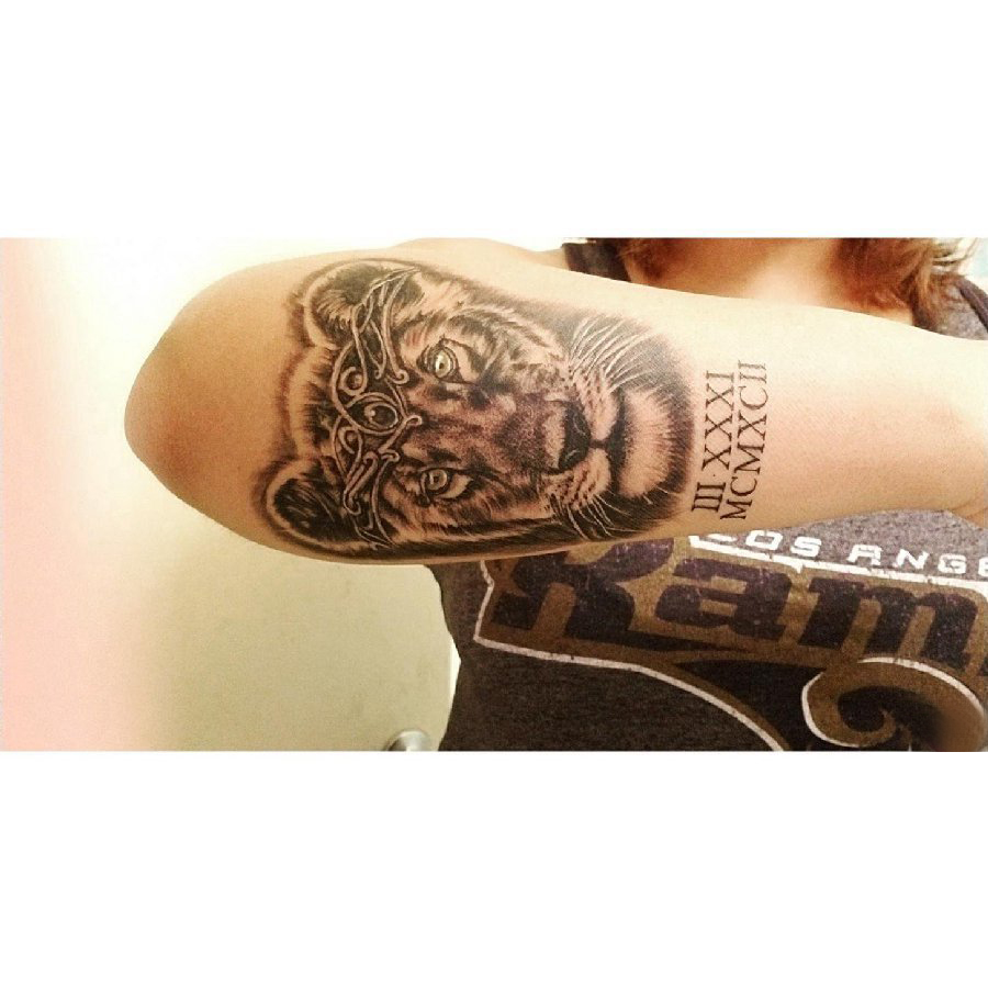 点击大图看下一张：手臂纹身图片 女生手臂上英文和老虎纹身图片