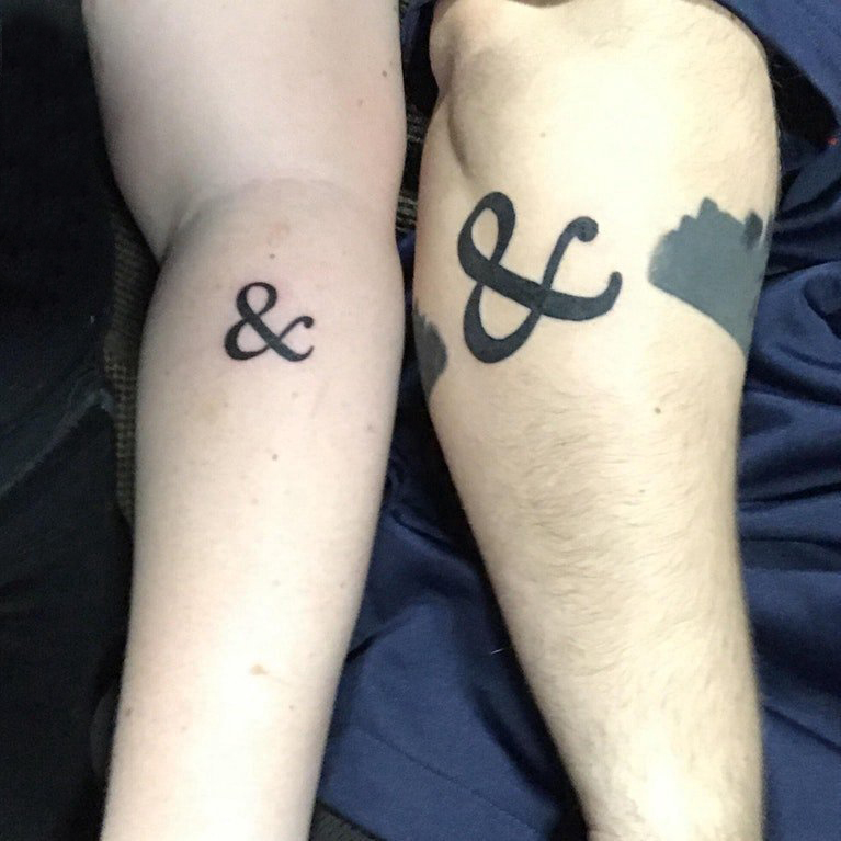 点击大图看下一张：手臂纹身图片 情侣手臂上黑色的符号纹身图片