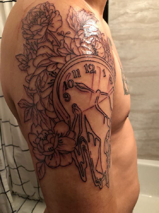 点击大图看下一张：双大臂纹身 男生大臂上花朵和时钟纹身图片